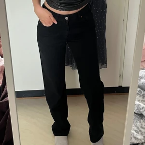Svarta Jeans - Snygga svarta jeans ifrån Bikbok, säljes då dom inte kommer till användning, helt nya, använda 1 gång 💕 ”Low Straight”