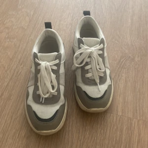 Sneakers - Sneakers från din sko i storlek 36. Använda men i mycket bra skick. 