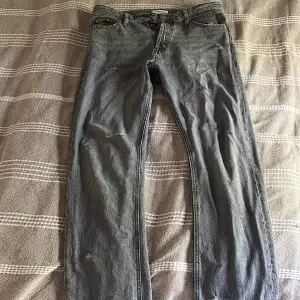 Ett par gråa jeans från jack n jones, dem har lite slitningar som jag gjort själv för att jag tycker d ä snyggt, dock har det blivit ett hål mellan benen. 