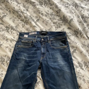 Replay Grover slim fit: 32/32 - Jeans, av märket ”Replay” i storlek 32/32, säljes i samband med för liten storlek. Bra skick och sparsamt använt. Nytvättade och utan vidare fläckar, respektive skador. Pris: 400kr