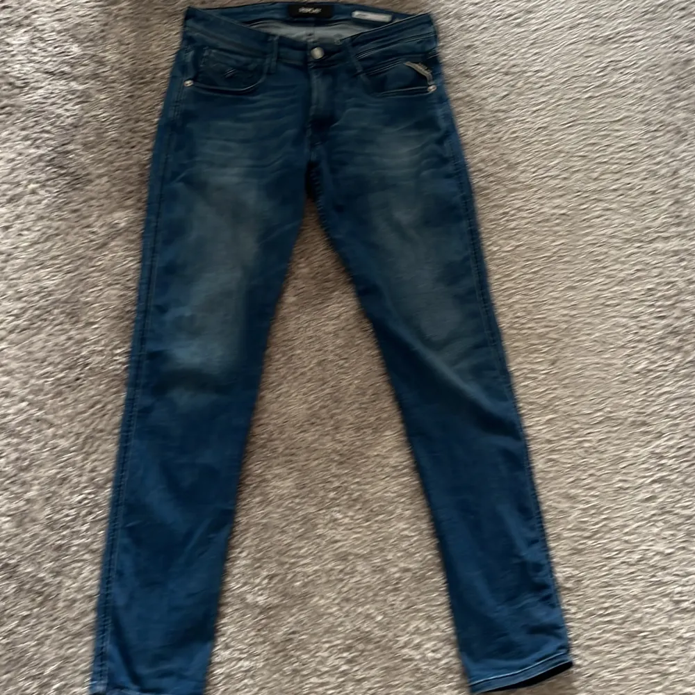 Säljer de här Replay jeansen i storlek 31/34, bra skick inte använd så ofta, om ni har frågor så är det bara att kontakta!. Jeans & Byxor.