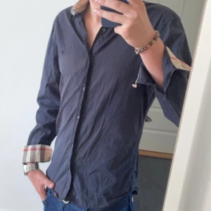Burberry skjorta  - Hej, säljer nu denna exklusiva burberry skjorta i topp skick (9/10) som är i storlek small och sitter tts! Slå en signal vid intresse :)