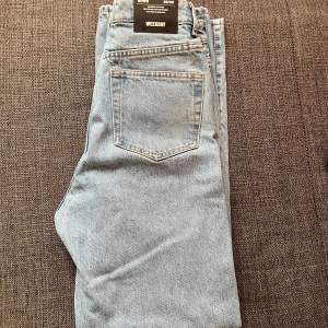 Rowe high straight jeans, ljusblå, aldrig använts, storlek 25/32,  Ordinarie pris 590- nya pris 200 För mer info och bilder kontakta gärna