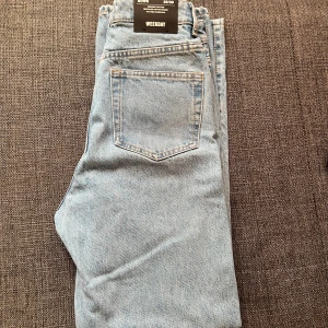 Weekday- rowe - Rowe high straight jeans, ljusblå, aldrig använts, storlek 25/32,  Ordinarie pris 590- nya pris 200 För mer info och bilder kontakta gärna