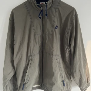Nike jacka - Vintage Nike Jacka i storlek S men sitter lite som en M.  Jackan är i fint skick o har inga defekter. Pris 250kr