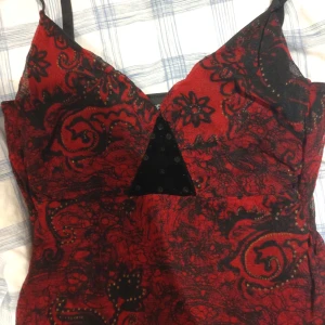 Superfint linne - Vinrött linne med vackra mönster och paljetter. Säljer då det inte riktigt passar mig. Skulle säga att det passar storlek s och medium❤️