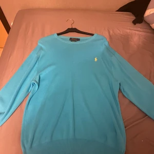 Ljus blå Ralph lauren polo  - Ljus blå ralph lauren med inga skador och är ett fint plagg inför sommaren 