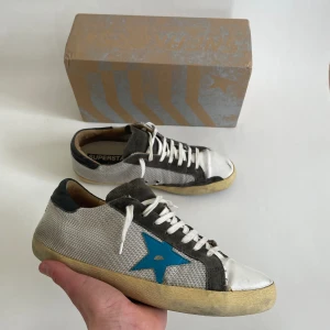 Golden goose - Hej, Säljer nu mina as fina golden goose skor. Skorna är i storlek 44. Nypris ~5500. Mitt pris 1550. det finns en defekt på framsidan av ena skon, Det är ett jack i skon men det är fastlimmat så det är inte ett hål igenom! Hör av er!😁INGA BYTEN