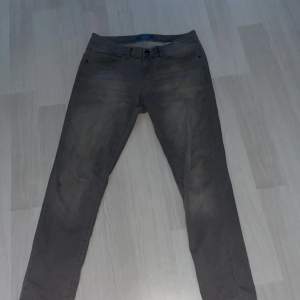 Pierre cardin jeans, supersköna att ha på sig,  Den är slimfit fast i stretch material.  Storlek: 32/32.  Nypris: 1399kr. Hör av er!✨