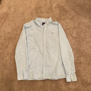 Gant skjorta! - Gant skjorta skicket är 10/10 det är en klassisk ljusblå shorta.  Priset kan diskuteras! 