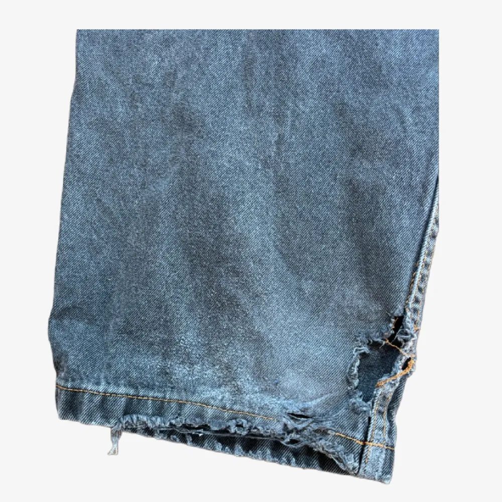 Färgen är som på närbilden av taggen, svart gråa! Väldigt baggy jeans, finns dock slitage från skejting vid hälarna, därav nersatt pris💥 . Jeans & Byxor.