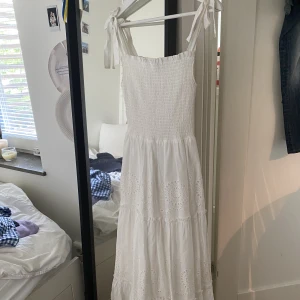Långklänning Zara - Jättefin lång vit sommarklänning som passar perfekt till midsommar🌺Använd 1 gång för tidigare midsommar!