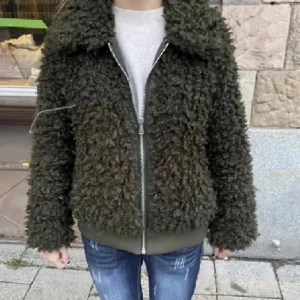 Grön teddyjacka  - Säljer min eftertraktade Teddy jacka. Stl xs 