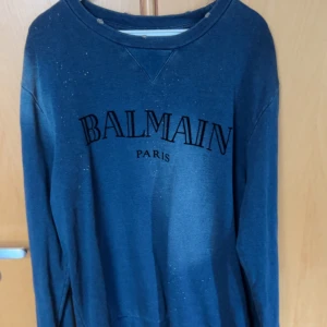 Balmain Sweatshirt - Tja, säljer en balmain tröja köpt ifrån Schype så äkta. Strl M/S. Den är knappt använd och har inga fel. Säljer den väldigt billigt så dehär är en steal