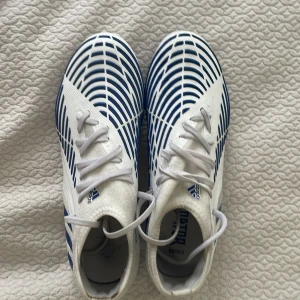 Adidas predator-Diamond Edge-Vit/Blå - Säljer mina Adidas Predators eftersom jag inte är längre intresserad av fotboll. Dom är i mycket bra skick och har bara använts ett fåtal gånger, men kan vara lite smutsiga. Pris kan diskuteras.