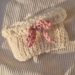 Rosett Handväska / plånbok - Söt virkad vit plånbok med rosa rosett och knapp på insidan man kan stänga med ♡ Perfekt för att hålla reda på accessoarer, nycklar, etc!