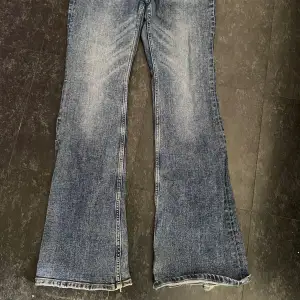 säljer dessa high waist flared jeans från hm. de är slitna där nere(se bild 2), nypris 200kr. pris kan diskuteras 😋storlek 38