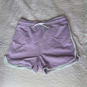Mjukisshorts  - Fina lila mjukisshorts med bra skick, använda några gånger. 