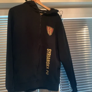 Syrianska kofta - Den är i mycket bra skick förutom att det finns små defekter, som man ser på andra bilden. Från kansliet (syrianska) i Södertälje 