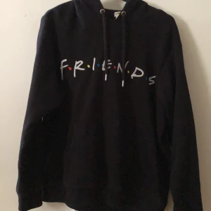 Svart hoodie - Säljer denna hoodien från hm! 🤩 Är tyvärr för stor för mig, så tänker sälja den. Storlek:M 💕