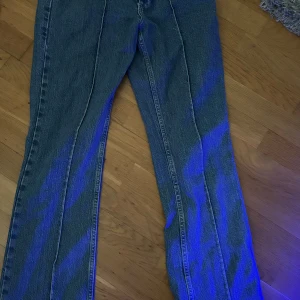 Pull&bear jeans  - Väldigt fin passform, och även en fin detalj med söm fram. Jag säljer dessa jeans för 200kr då ordinarie var 279kr. De som man sätter skärpet i har några gått sönder. De är inte använda så mycket och är i bra skick. Skriv till mig om du är intreserad