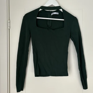 Fest topp - En snygg grön fest topp från Zara i storlek M! Hör av dig om du är intresserad💞