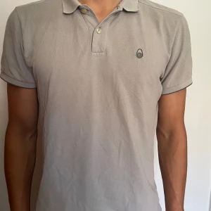 SAIL RACING tshirt  - En fin sailracing tshirt. Har haft den några månader nu och tröttnat på den. Köpte den för 850kr fast kan gå ner till 450kr.