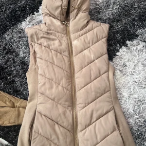 Zara väst storlek xs beige  - Zara väst storlek xs, använd fåtal gånger 