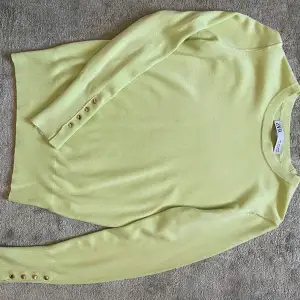 Fin ljusgrön tröja från zara, säljer för att den inte kommer till användning. Nyskick!🫶🏼