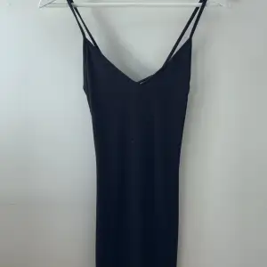 En svart söt kort klänning med snörning i ryggen. Använd en gång.