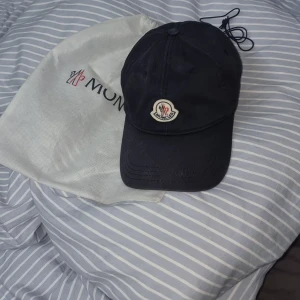 Moncler keps - Navy Moncler keps. Kepsen är onesize. Påsen medföljer vid köp. Kan frakta. Skicka i dm för fler bilder👍 äkta som du kan se på qr koden