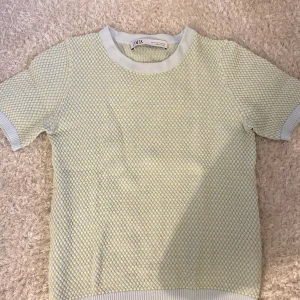 Zara tröja - Grön och blå tshirt topp ifrån zara. T-shirt är i en storlek S. Litet håll i ryggen, därför det priset.