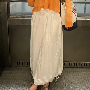 Free people kjol  - Kjol i storlek xs/s, använd endast två gånger och nypris var 70$ så jag säljer för 550kr