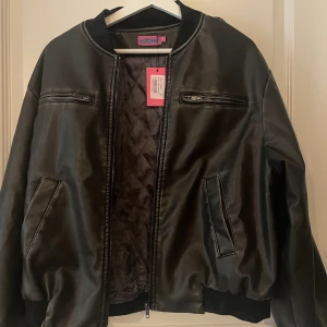 Leather bomber jacket - Oversized fit. Beställde fel storlek och kunde inte skicka tillbaka. Köptes för 2850kr. Gratis frakt.