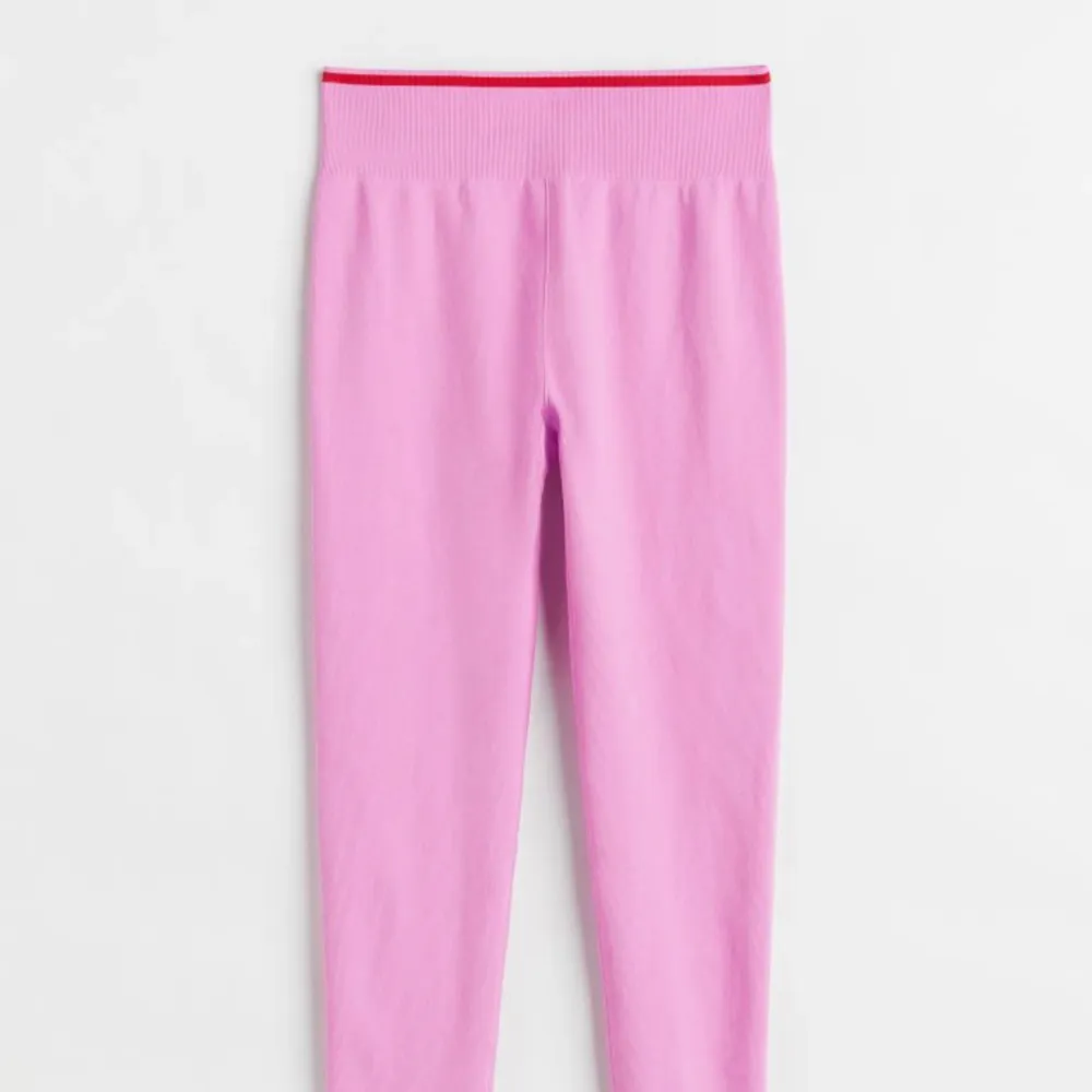 Rosa träningstights från H&M som aldrig har använts, köpta för 200kr. Skriv för fler bilder!🥰. Sportswear.