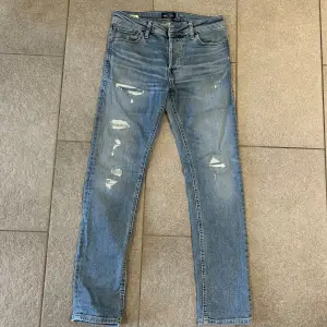 Storlek W28 L32, snygga jeans från Jack&jones, i fint skick, hör av er vid frågor samt övriga funderingar 