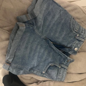 Jeansshorts - Högmidjade jeansshorts Använda max 5 gg 
