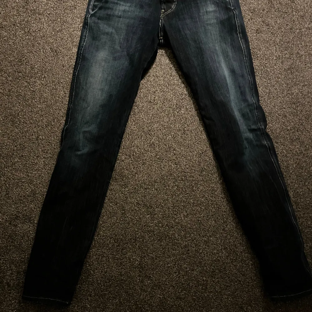 Säljer nu dessa sjukt feta replay jeans, skick 9/10, för fler bilder eller frågor är de bara o höra av dig//Liam. Jeans & Byxor.