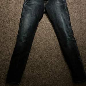 Säljer nu dessa sjukt feta replay jeans, skick 9/10, för fler bilder eller frågor är de bara o höra av dig//Liam