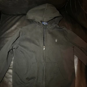 Ralph lauren zip - 10/10 skick  Blivit lite för liten  Pass form 14-16 ( junior ) Kan skicka eller möts i Gbg