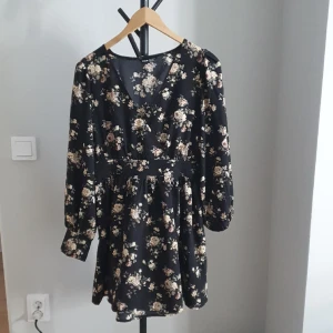 Klänning - Svart blommig klänning från shein. Aldrig använd. Storlek s. 