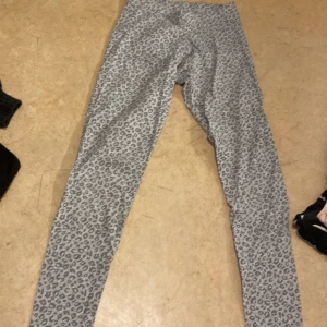 Leggings  - Leggings i bra skick änväda 2-3 gånger. Säljer då dem är lite för små❤️
