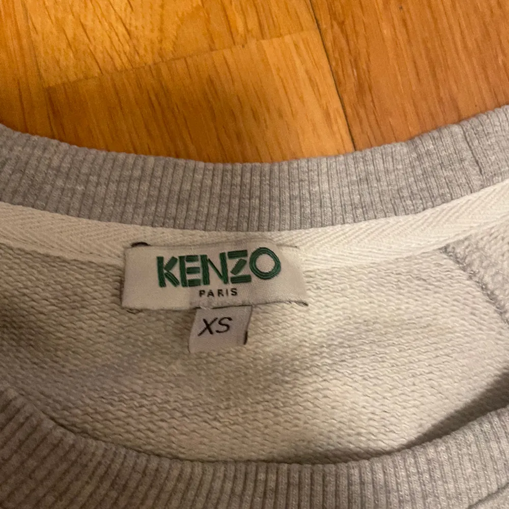 Säljer min kenzo tröja då den tyvärr inte kommer till användning, obetydligt använd i fint skick utan defekter!💞 450 ink frakt, men går att pruta såklart❣️. Hoodies.