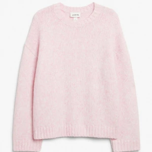 Stickad Tröja - Jätte söt stickad tröja från monki💕  Köpte den för 2 månader sen,  använt den fåtal gånger så den är som ny💞 Nypris:399kr