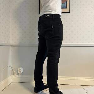Svarta Dondup jeans storlek 33 .  Tveka inte på höra av dig vid funderingar 