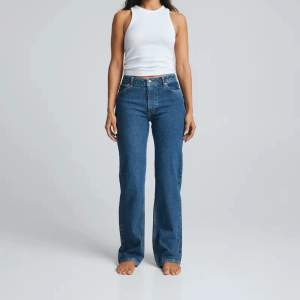 Blåa jeans från BikBok i modellen ”mid wide 580”. Använd vid några tillfällen, bra skick. Nypris: 699💕