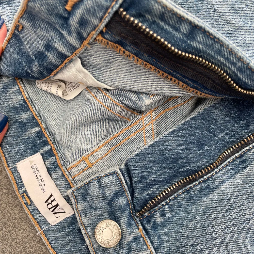 Skitsnygga jeans från Zara som inte används för har ett till par likadana 🧚🏼‍♂️ Jag e 178 lång och de e helt perfekt längd för mig men går ju & klippa ner såklart!. Jeans & Byxor.