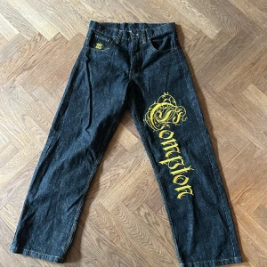 Baggy jeans - Skit snygga jeans med coolt broderi i guld använt väldigt få gånger