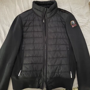 Parajumper jacka - Säjer denna jacka nu för den var inte riktigt min stil och va lite kort för min smak. Aldrig använt den och de är inga defekter alls. Hör av dig om du vill ha mer bilder🫶🏻