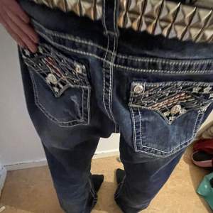 Baggy/bootcut miss me jeans köpta här på plick, använda 3 ggr. Uppklippta så de inte va för långa.